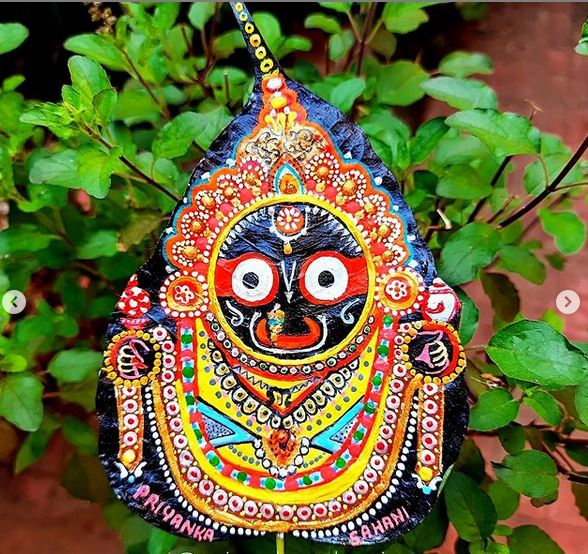 miniature artist from kendrapara, artist priyanka sahani, painting of lord jagannath, painting balabhadra and subhadra, painting of jagnnath in different objects, ଫୁଲରେ କାଳିଆକୁ ଆଙ୍କିଲେ ପ୍ରିୟଙ୍କା,  ଚିତ୍ରଶିଳ୍ପୀ ପ୍ରିୟଙ୍କା ସାହାଣୀ, ରଥଯାତ୍ରା, ରଙ୍ଗତୂଳୀରେ କାଳିଆ, ମହାପ୍ରଭୁ ଜଗନ୍ନାଥ, ସଫ୍ଟୱେୟାର ଡେଭଲପର, software developer