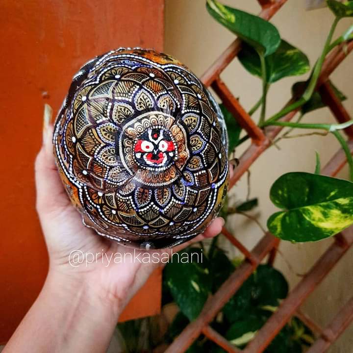 miniature artist from kendrapara, artist priyanka sahani, painting of lord jagannath, painting balabhadra and subhadra, painting of jagnnath in different objects, ଫୁଲରେ କାଳିଆକୁ ଆଙ୍କିଲେ ପ୍ରିୟଙ୍କା,  ଚିତ୍ରଶିଳ୍ପୀ ପ୍ରିୟଙ୍କା ସାହାଣୀ, ରଥଯାତ୍ରା, ରଙ୍ଗତୂଳୀରେ କାଳିଆ, ମହାପ୍ରଭୁ ଜଗନ୍ନାଥ, ସଫ୍ଟୱେୟାର ଡେଭଲପର, software developer