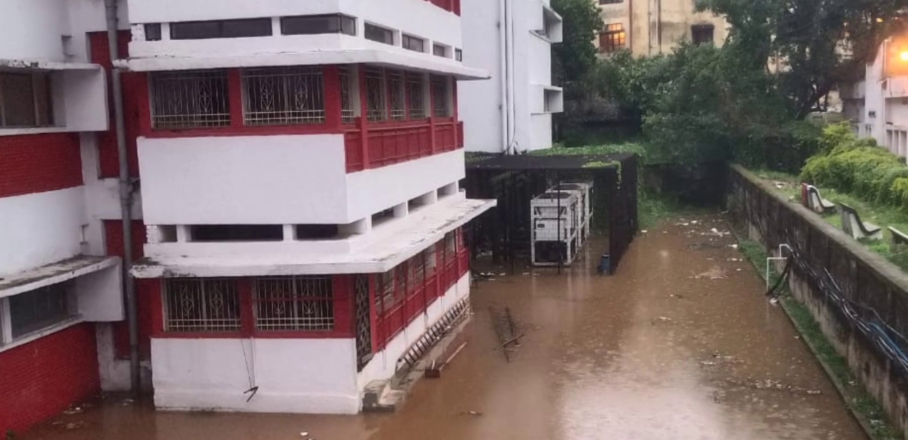 attendants-rescued-patients-in-rims-with-help-of-umbrella