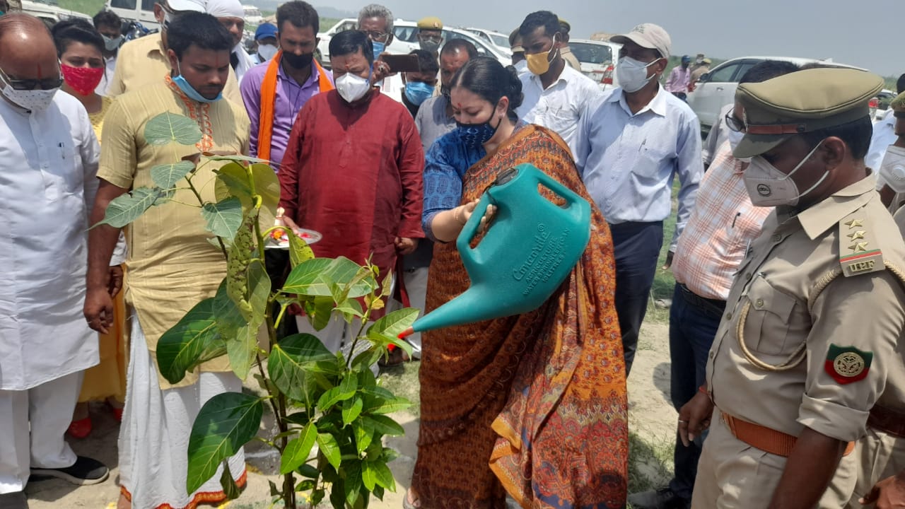 वृक्षारोपण करतीं नोडल अधिकारी आराधना शुक्ला.