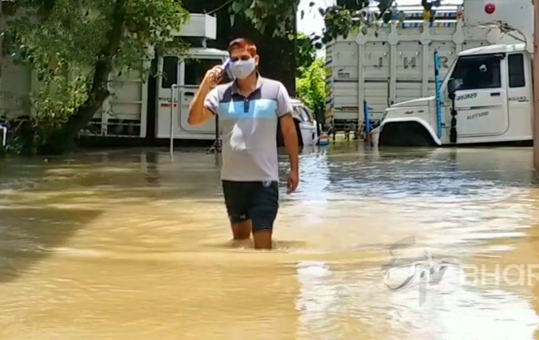 Flood water entered the police station in Bettiah