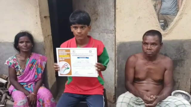 Footballer Sumati Marandi with certificate