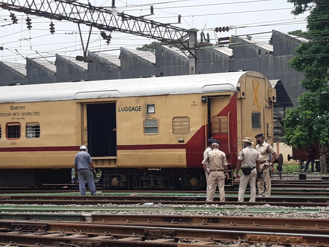 বর্ধমান স্টেশনে লাইনচ্যুত হাওড়া-রাধিকাপুর এক্সপ্রেস