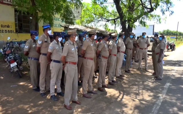 Conflict between two cate people in virudhunagar  Conflict between two cate people  virudhunagar  virudhunagar two cate people fight  fight between two cate people  virudhunagar news  virudhunagar latest news  விருதுநகர் செய்திகள்  இரு பிரிவினருக்கு இடையே மோதல்  அரிவாள் வெட்டு  மோதல்  விருதுநகரில் காவல் துறையினர் குவிக்கப்பட்டுள்ளனர்