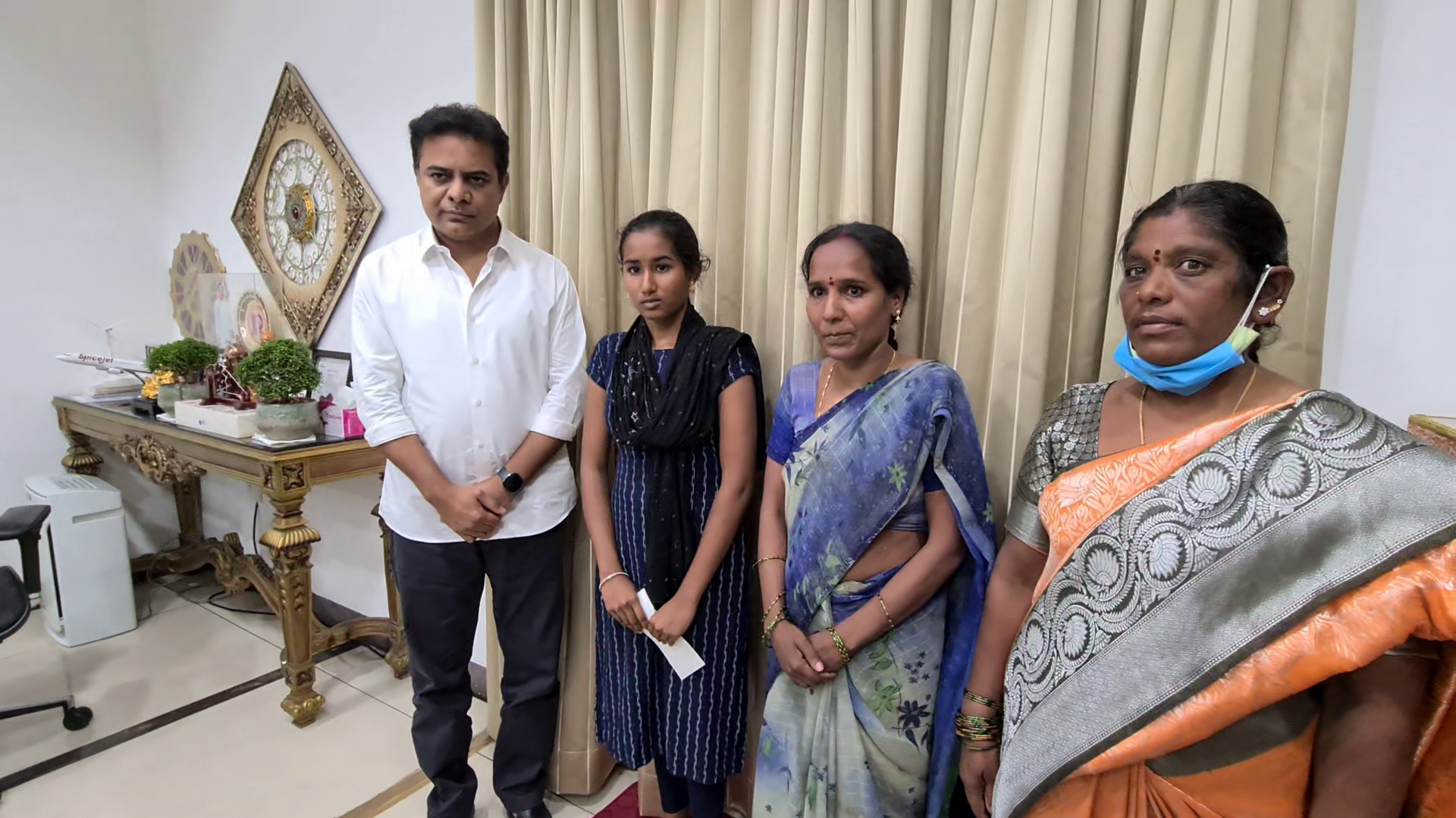 minister ktr help to Aishwarya family in pragathi bhavan