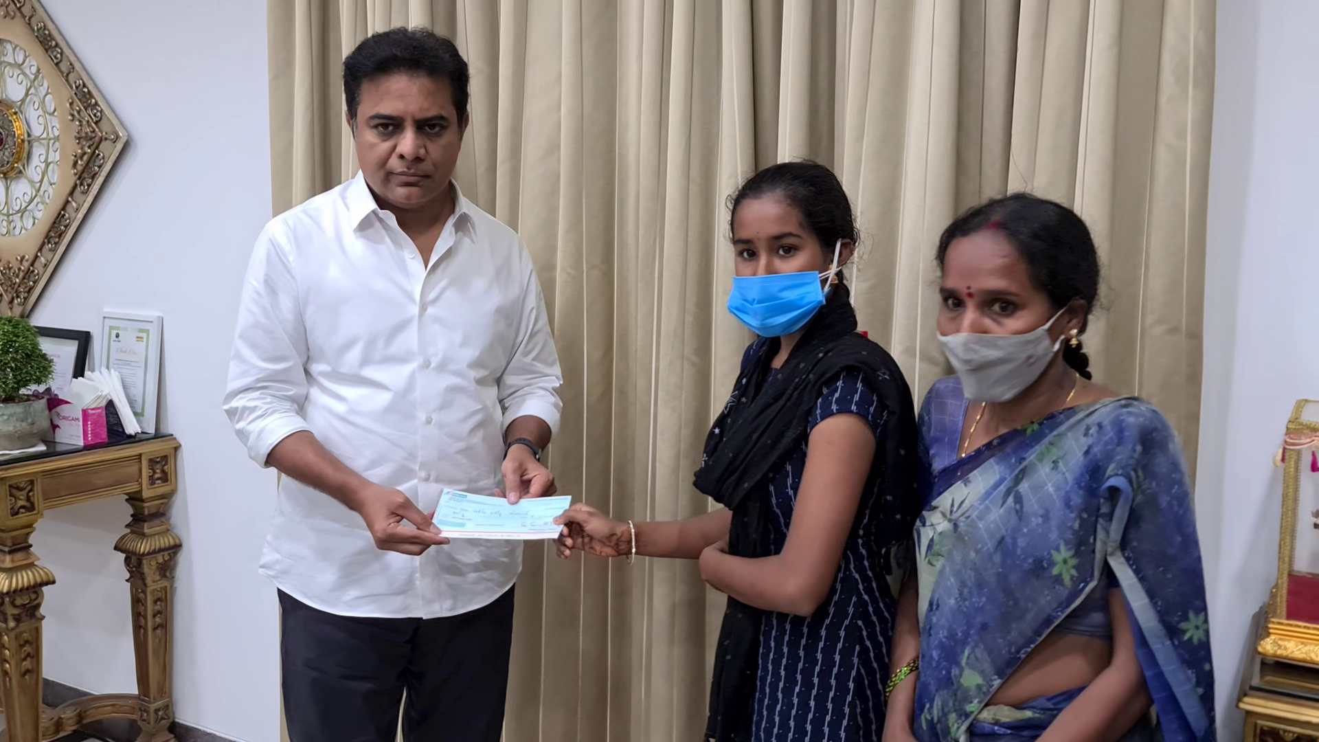 minister ktr help to Aishwarya family in pragathi bhavan