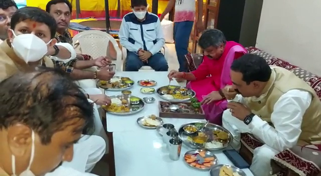 Kailash Vijayvargiya having food with Narottam Mishra