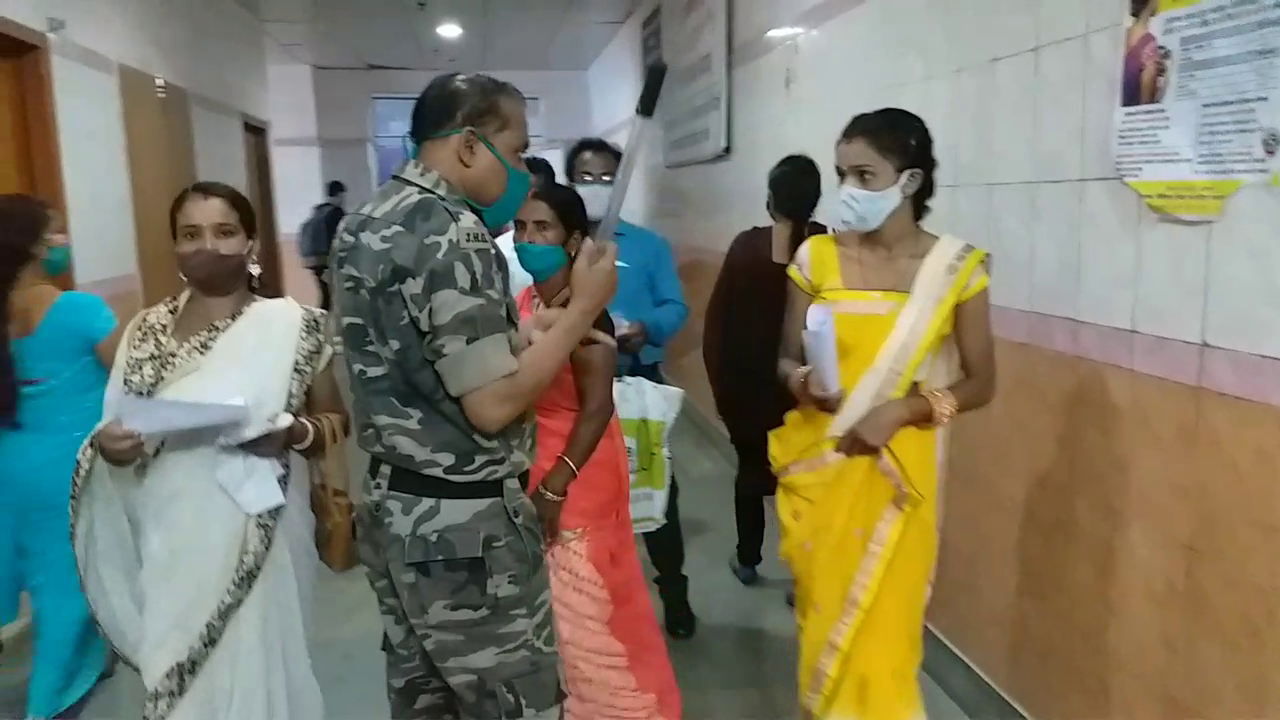 pregnant-women-facing-problems-during-health-checkup-in-ranchi-sadar-hospital