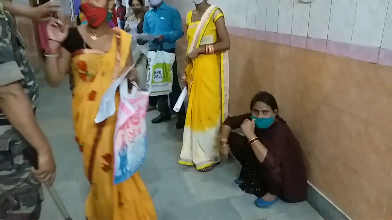 pregnant-women-facing-problems-during-health-checkup-in-ranchi-sadar-hospital