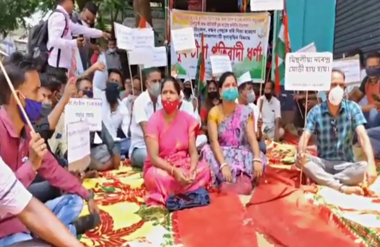 congress-workers-protest-against-price-hike-of-essential-commodities