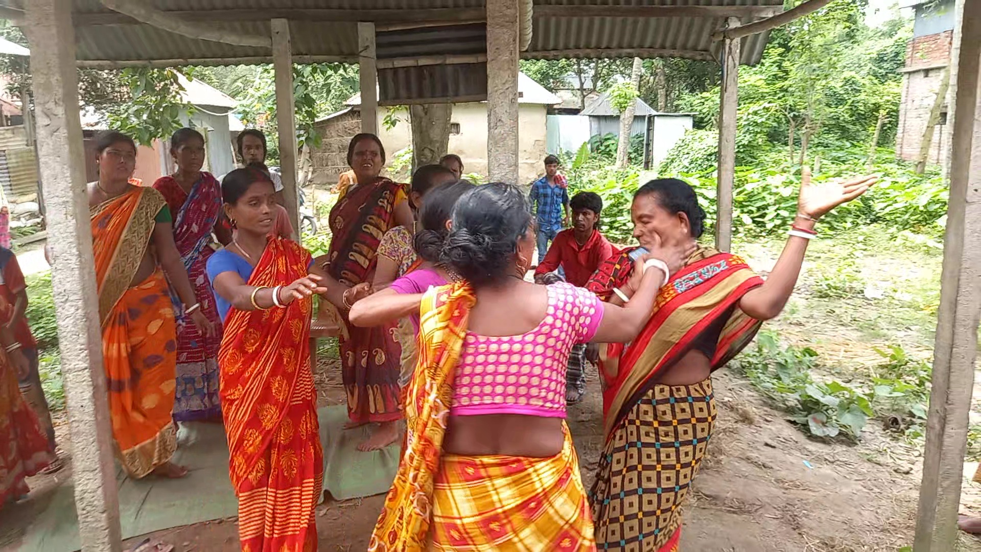 মৃত গৃহবধূর মা ক্ষিপ্ত হয়ে তার শাশুড়িকে মারছেন