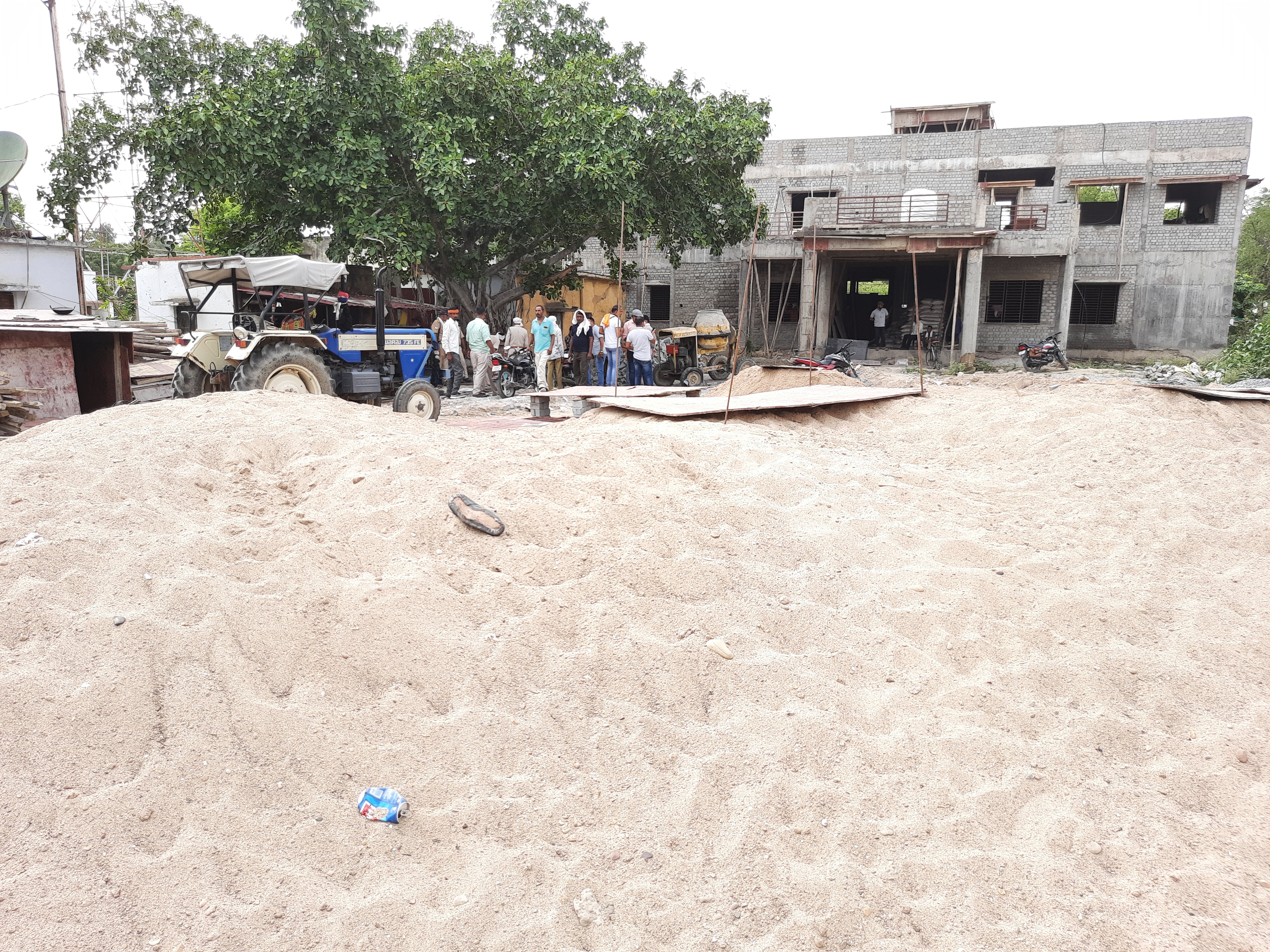 Illegal sand theft seized from the police station