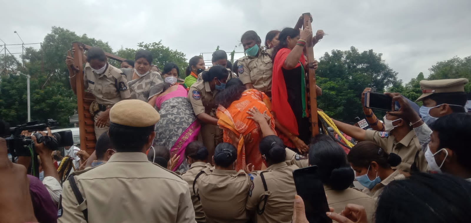 BJP MAHILA MORCHA, mahila morcha protest for nurses