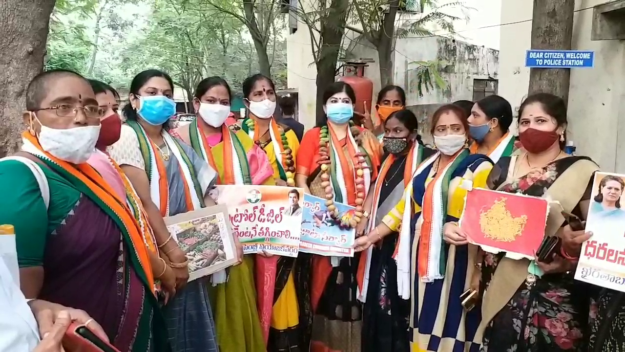 బేగంబజార్ పోలీస్​స్టేషన్​లో ఆందోళన