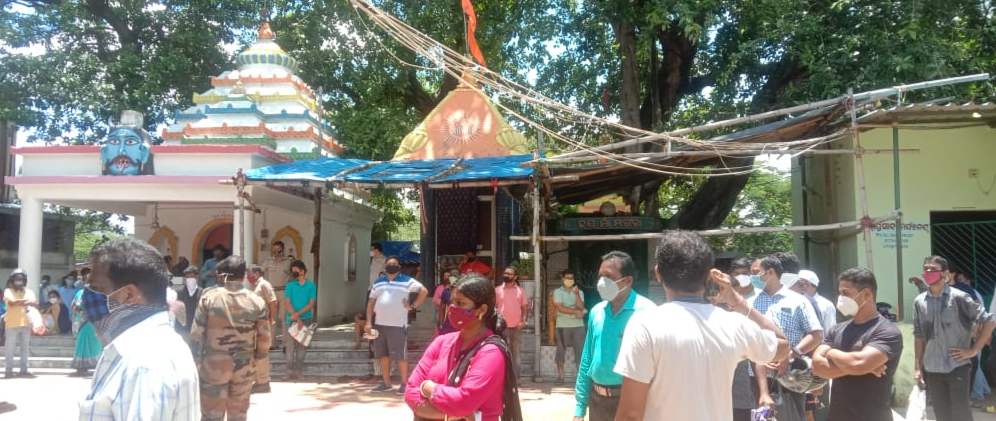 devotee gathers in cuttcak jagannath temple, CDA sector-6 jagannath temple, cmc enforcement team, 10 thousand fine from temple administration, ରଥଯାତ୍ରା ବେଳେ ମନ୍ଦିରରେ ଭିଡ଼, ମନ୍ଦିରରେ ଜମିଲା ଭିଡ଼, 10 ହଜାର ଫାଇନ ଗଣିଲା ମନ୍ଦିର ପ୍ରଶାସନ, ସେକ୍ଟର-6 ଜଗନ୍ନାଥ ମନ୍ଦିର