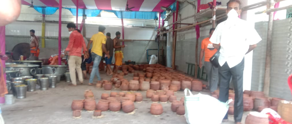 devotee gathers in cuttcak jagannath temple, CDA sector-6 jagannath temple, cmc enforcement team, 10 thousand fine from temple administration, ରଥଯାତ୍ରା ବେଳେ ମନ୍ଦିରରେ ଭିଡ଼, ମନ୍ଦିରରେ ଜମିଲା ଭିଡ଼, 10 ହଜାର ଫାଇନ ଗଣିଲା ମନ୍ଦିର ପ୍ରଶାସନ, ସେକ୍ଟର-6 ଜଗନ୍ନାଥ ମନ୍ଦିର