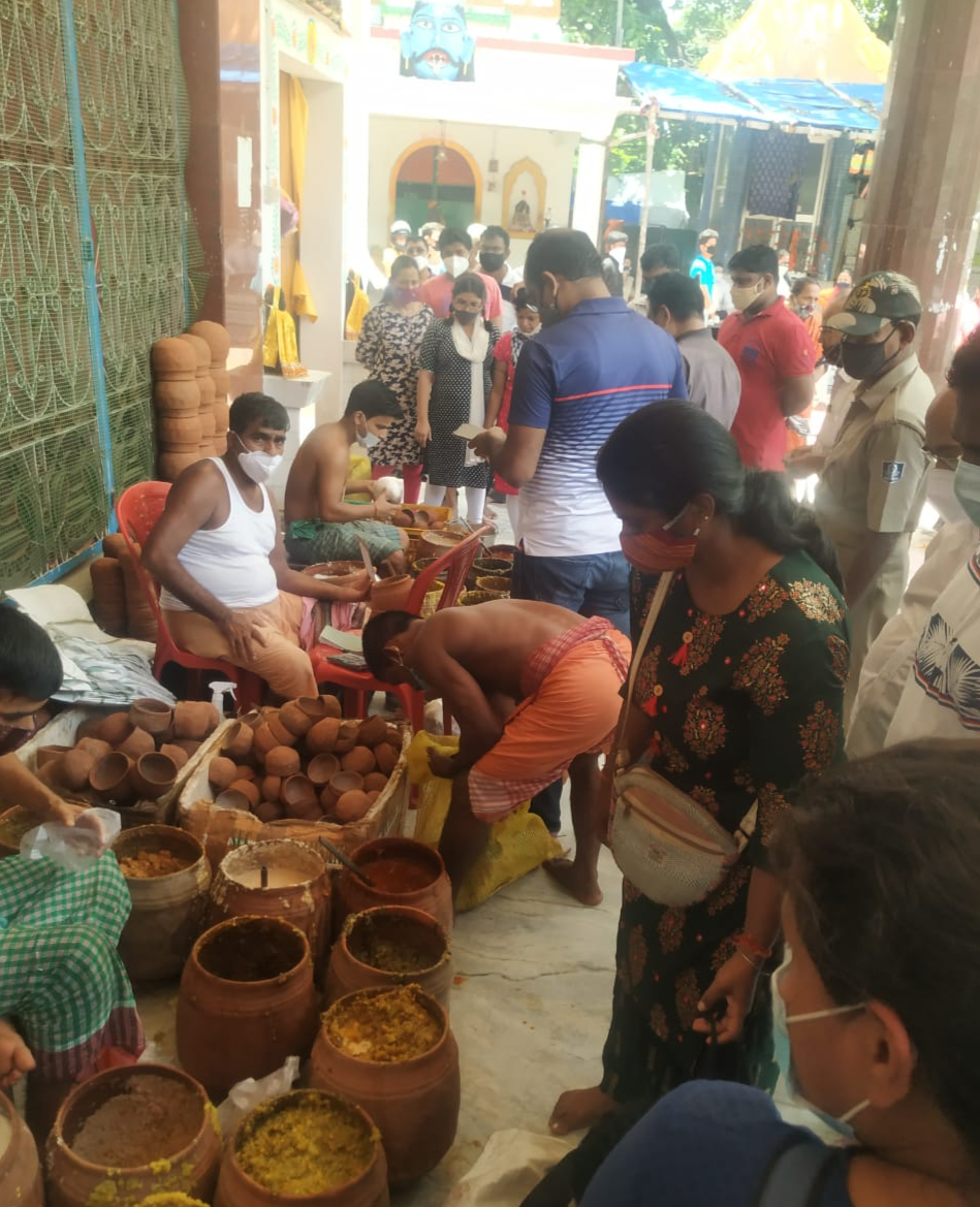 devotee gathers in cuttcak jagannath temple, CDA sector-6 jagannath temple, cmc enforcement team, 10 thousand fine from temple administration, ରଥଯାତ୍ରା ବେଳେ ମନ୍ଦିରରେ ଭିଡ଼, ମନ୍ଦିରରେ ଜମିଲା ଭିଡ଼, 10 ହଜାର ଫାଇନ ଗଣିଲା ମନ୍ଦିର ପ୍ରଶାସନ, ସେକ୍ଟର-6 ଜଗନ୍ନାଥ ମନ୍ଦିର