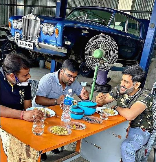 Photo of CSK skipper MS Dhoni eating food at a dhaba with old friends goes VIRAL