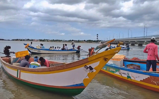 இங்கு கொரோனா ஊரடங்கு முன்னிட்டு படகு சவாரி ரத்து  பணி நேரத்தில் ஜாலியாக தடை செய்யப்பட்ட படகு சவாரி செய்த அரசு அலுவலர்கள்  Government officials who had fun riding a prohibited boat during working hours  திருவள்ளூர் செய்திகள்  thiruvallur news  thiruvallur latest news  திருவள்ளூரில் பணி நேரத்தில் ஜாலியாக தடை செய்யப்பட்ட படகு சவாரி செய்த அரசு அலுவலர்கள்  Government officials who had fun riding a prohibited boat during working hours in tiruvallur