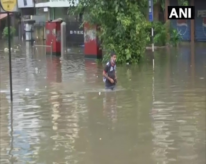 मुंबईतील गांधी मार्केट जलमय, जनजीवन विस्कळीत