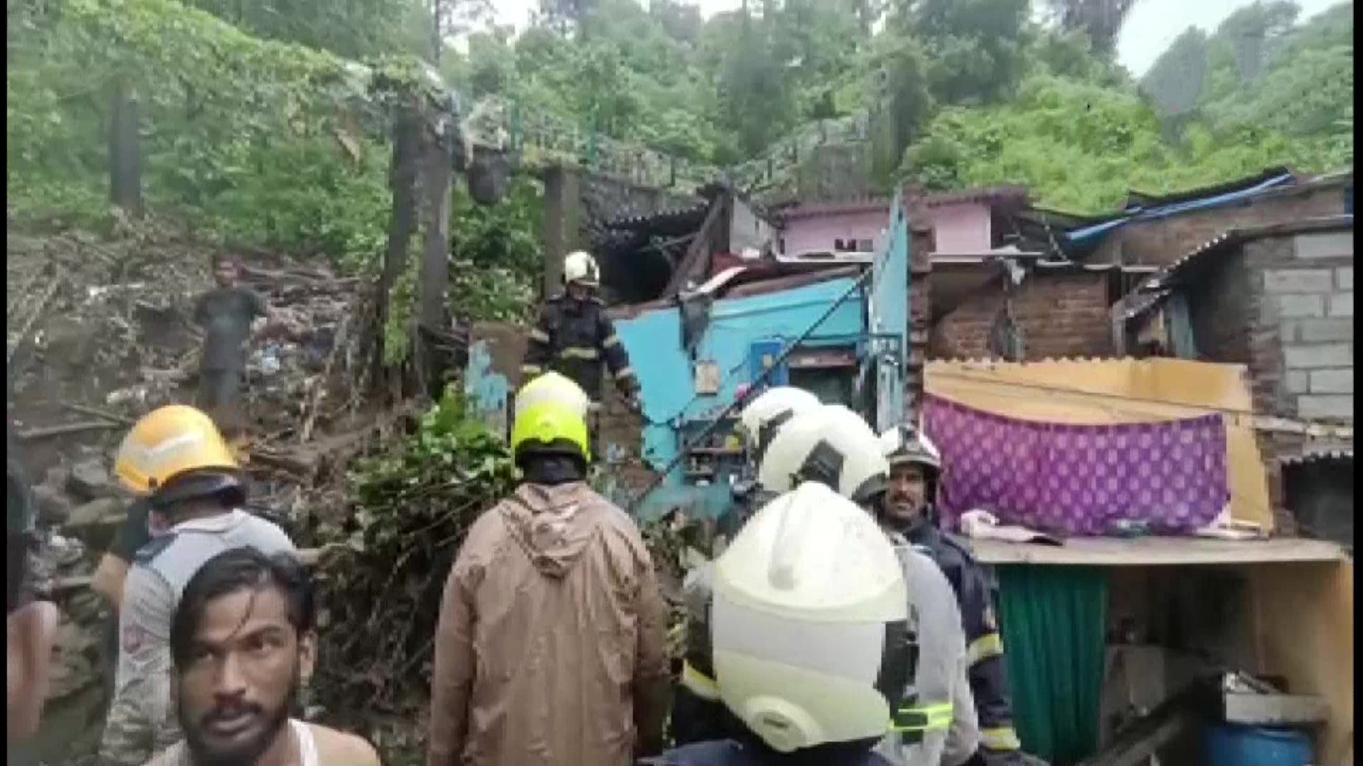 11 people killed after a wall collapse