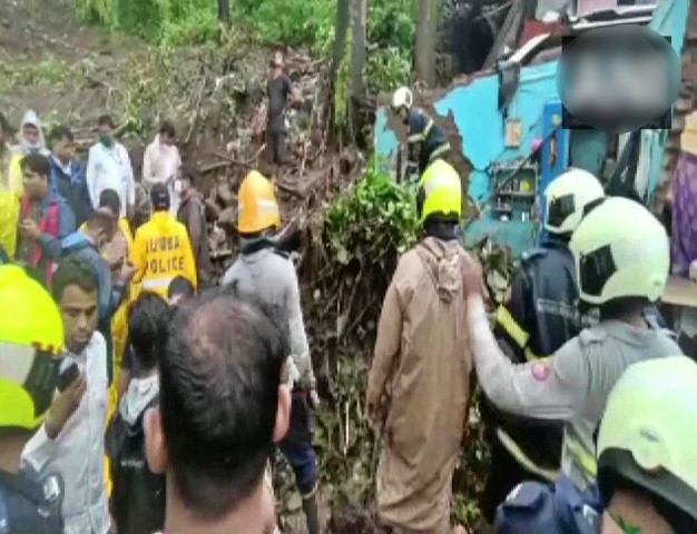 11 people killed after a wall collapse in Mumbai