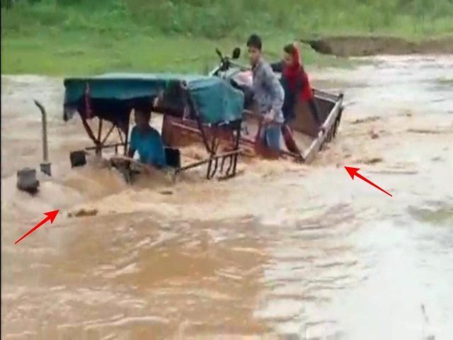 Tractor drifted in the strong current of Malay River in latehar