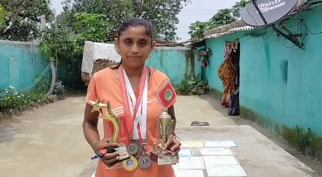 gudiya with her medal and award