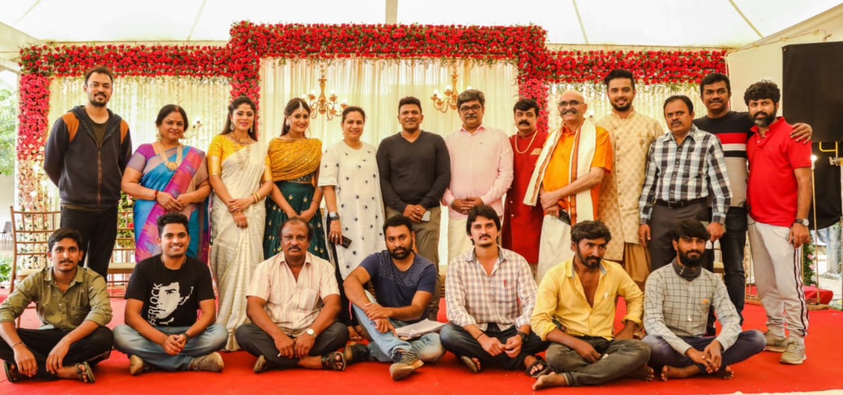 Actor Puneeth Rajkumar family visited Family Pack film shooting set