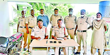 police-arrested-accused-in-jagan-mohan-reddy-murder-attempt-case-in-anantapur-district