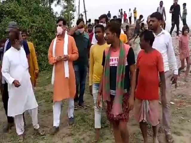 mla-anant-ojha-met-with-ganga-erosion-affected-people-in-sahibganj