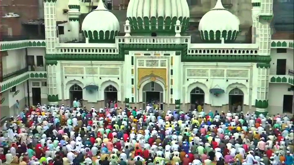 People offer namaz at Khairuddin Masjid in Amritsar, Punjab to mark
