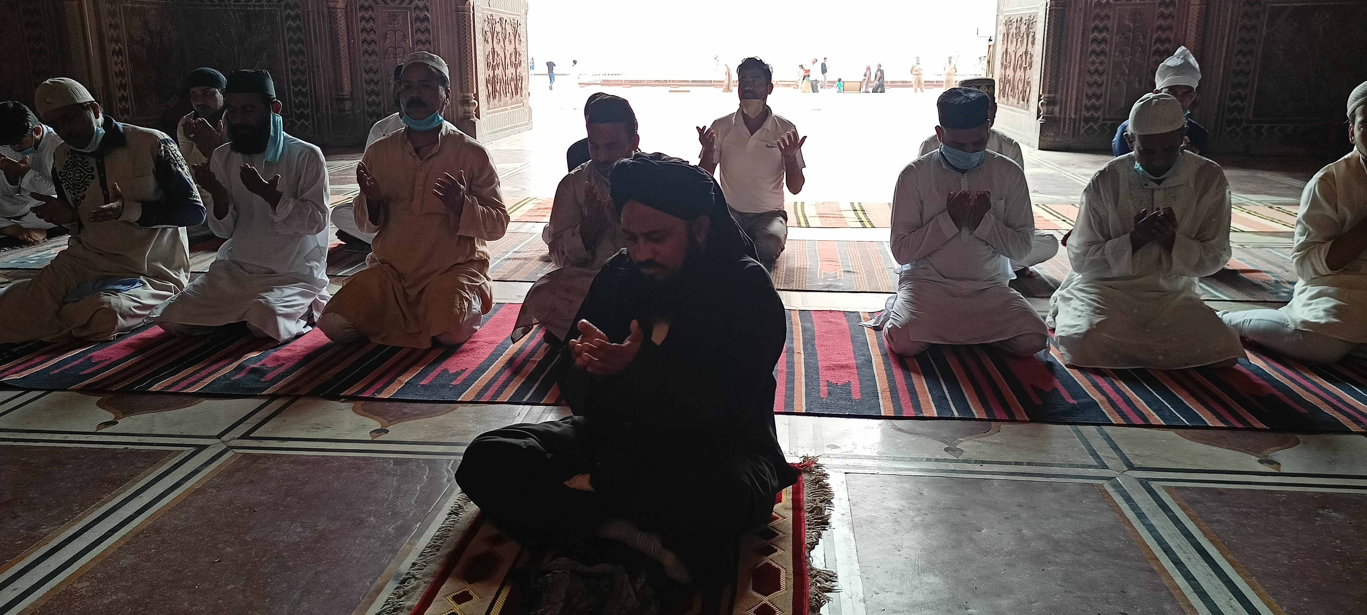 ताजमहल मस्जिद में लोगों ने पढ़ी नमाज.