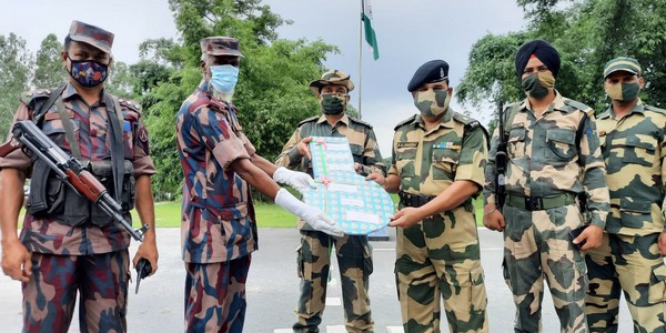 India-Bangladesh border forces exchange sweet  greet on Eid-al-Adha  ബലിപെരുന്നാള്‍  ബംഗ്ലാദേശ് അതിര്‍ത്തി  ബി.എസ്.എഫ്  അതിർത്തി രക്ഷാ സേന  ബോര്‍ഡ് ഗാര്‍ഡ് ബംഗ്ലാദേശ്