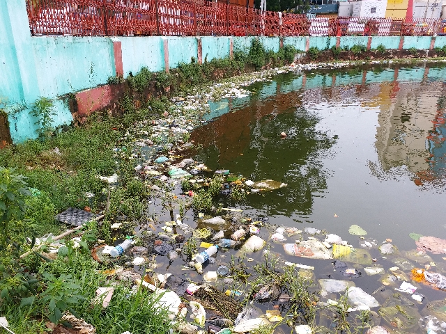 Reservoir of Dumka's urban area became a garbage house