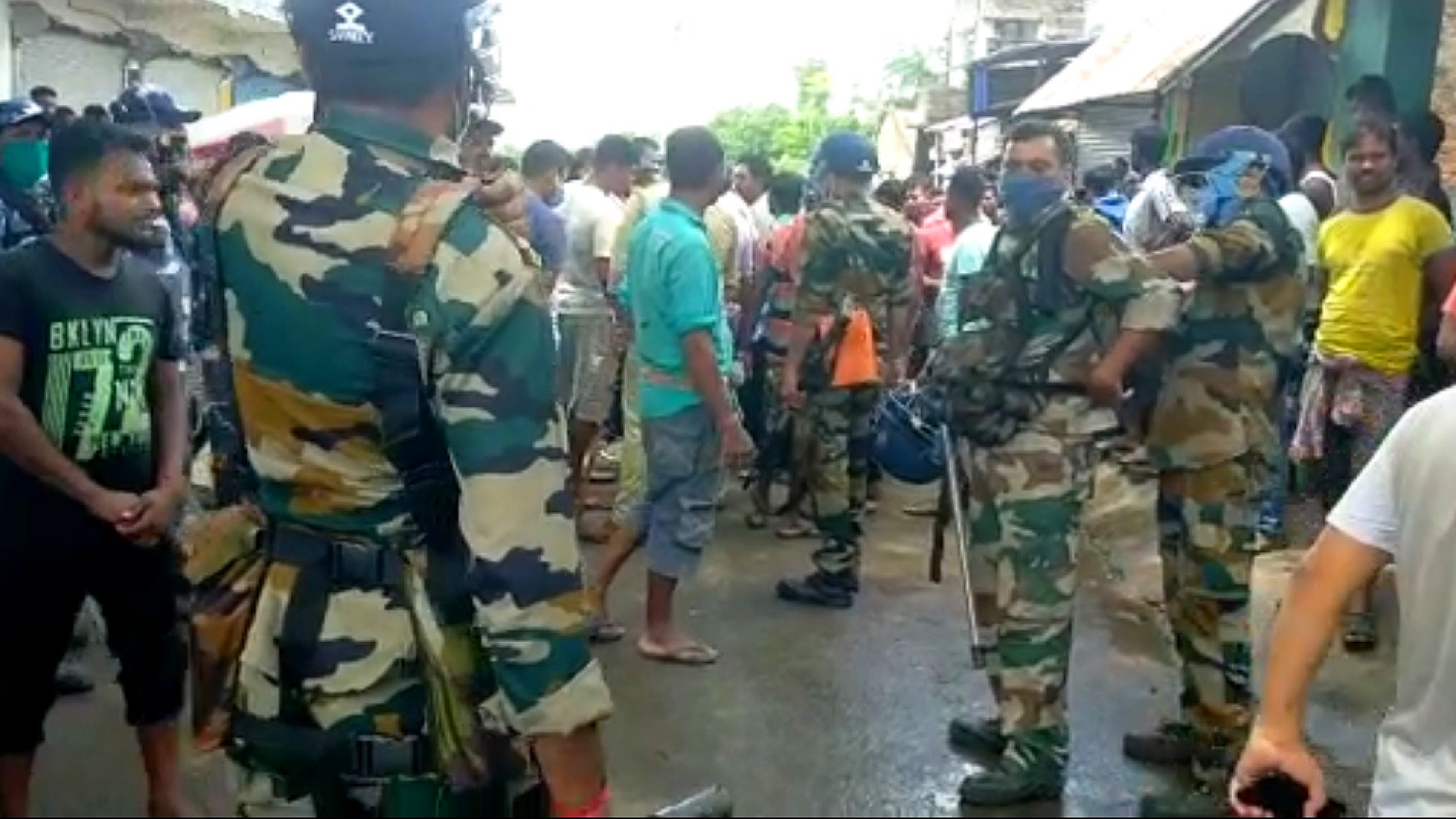 ঘটনাস্থলে পৌঁছায় অশোকনগর ও হাবরা থানার বিশাল পুলিশবাহিনী