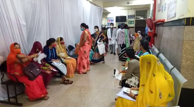 इंदौर में वैक्सीनेशन सेंटर पर लगी भीड़