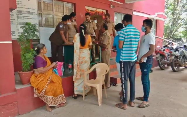 chain snatched from ladies by giving a lift to the car  chain snatching  vellore chain snatching  vellore news  vellore latest news  வேலூர் செய்திகள்  வேலூரில் காரில் லிப்ட் கொடுப்பது போல் நகை பறிப்பு  காரில் லிப்ட் கொடுப்பது போல் நகை பறிப்பு  நகை பறிப்பு  வேலூர் நகை பறிப்பு  gold robbery