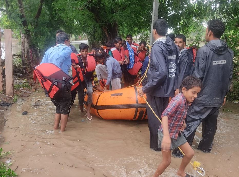 76 लोगों का रेस्क्यू