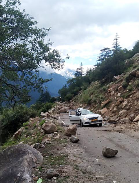 three injured after boulders roll downhill  nine people died when a bridge collapsed in himachal pradesh  bridge collapsed in himachal pradesh  ഹിമാചൽ പ്രദേശിൽ പാലം തകർന്ന് 9 പേർ മരിച്ചു  ഹിമാചൽ പ്രദേശിൽ അപകടം