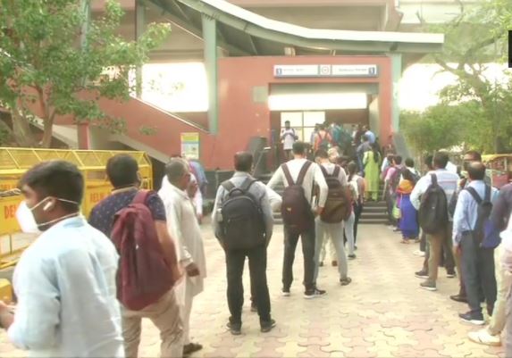 metro-services-disrupted in delhi while passengers stranded after tremors reported