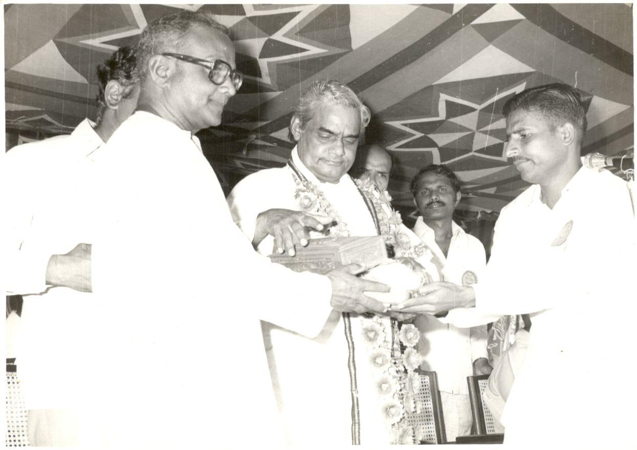 bs yediyurappa with atal bihari vajpayee