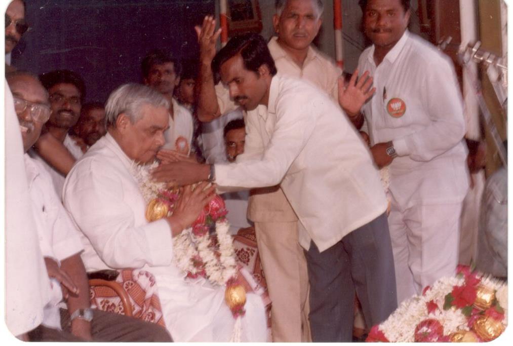 bs yediyurappa with atal bihari vajpayee