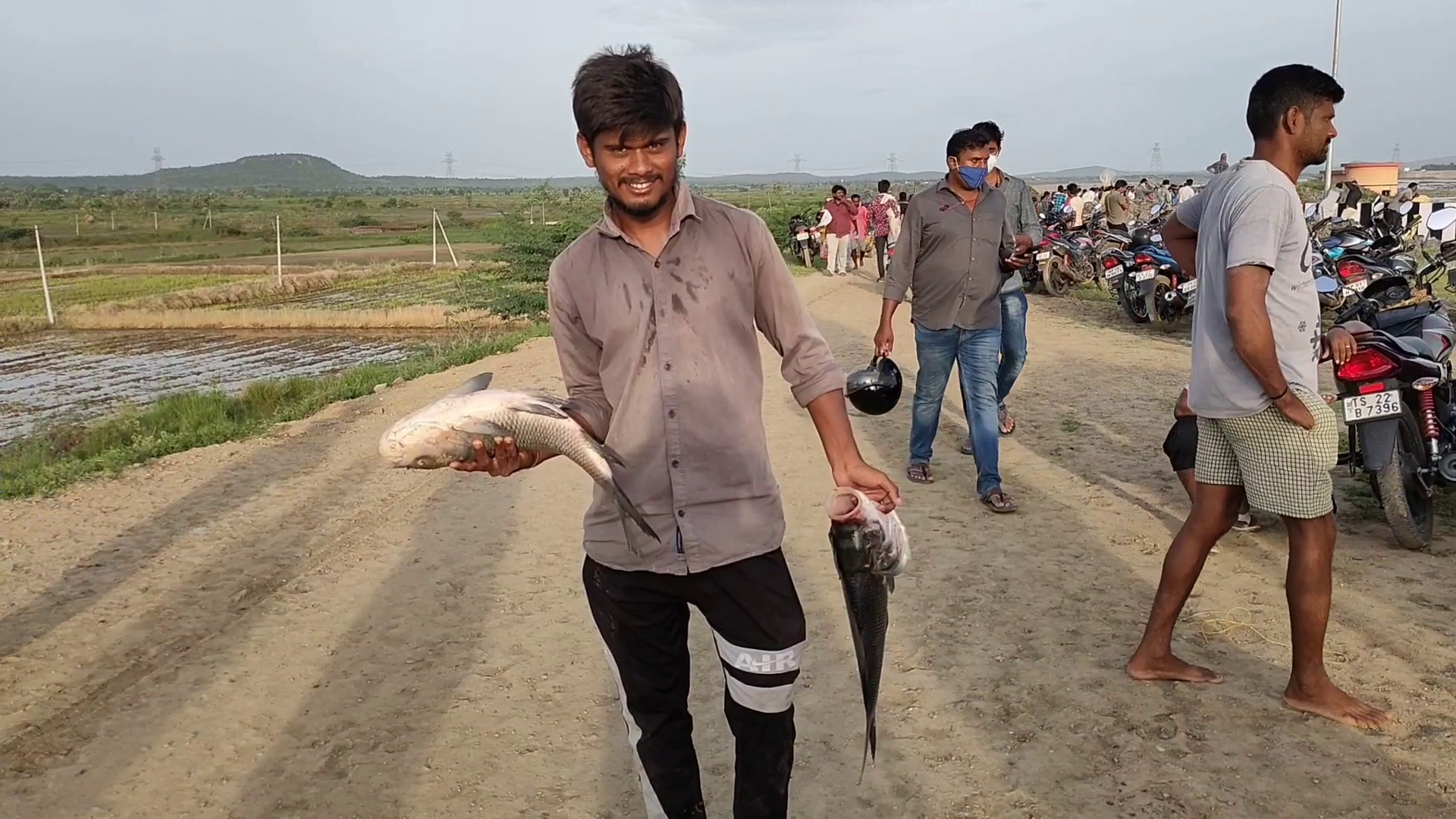 people-fishing-in-parvati-barrage