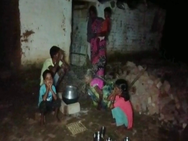 Alkahi Devi in dhanbad is surviving hard without shelter