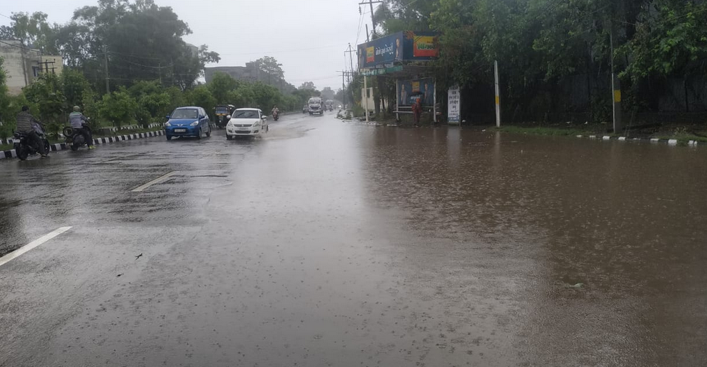 heavy raining in jammu, pedestrian facing problem due to pathetic condition of road