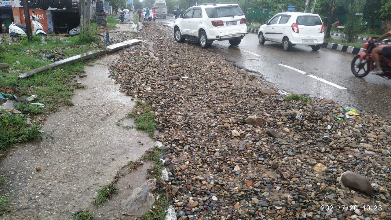 heavy raining in jammu, pedestrian facing problem due to pathetic condition of road