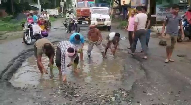 people-protested-by-planting-paddy-on-dilapidated-road-in-bokaro