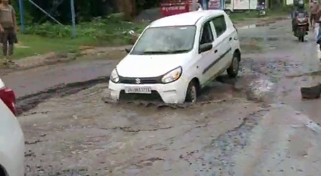 people-protested-by-planting-paddy-on-dilapidated-road-in-bokaro