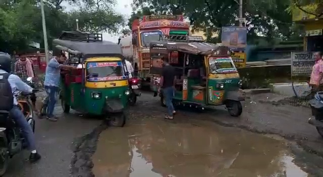 people-protested-by-planting-paddy-on-dilapidated-road-in-bokaro